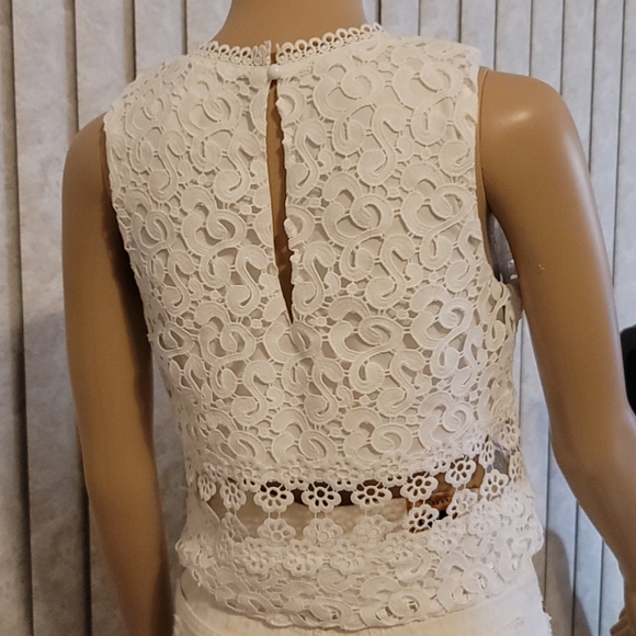 White top - Picture 4 of 9